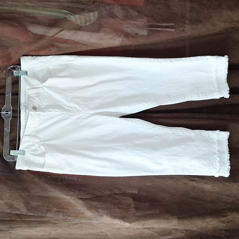 Chico's Size 1.5 Perfect Stretch Girlfiend Slim Leg Capri, White Denim